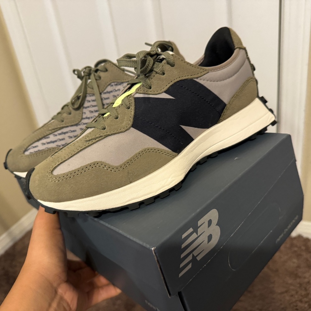 EUC New Balance 327 - Size 9 W / 7.5 M